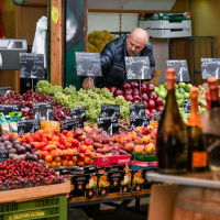 972 - Os famosos street markets [Palaces For The People]