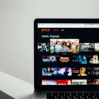 895 - Como a Netflix pode te ajudar a falar inglês