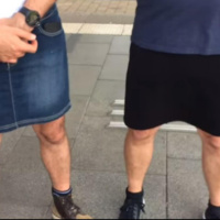 Французские водители автобусов протестуют в юбках