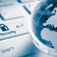 «Не заклеивайте камеру!» Правила кибербезопасности для всех