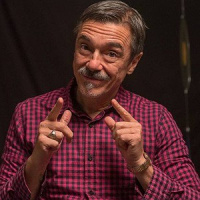 Charles Gavin mostra que também é bom de bola no trilha de craques