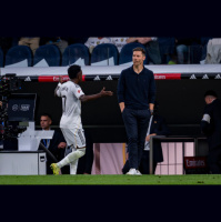 Vinícius no està content amb Xabi Alonso i pensa que és injust amb ell