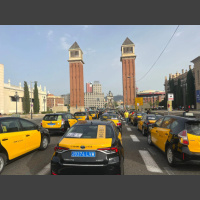 Élite Taxi desconvoca la vaga davui per l’acord comercial entre el Barça i Uber