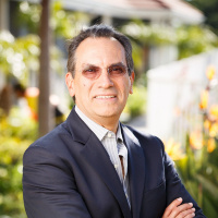 Casi cuatro décadas de trayectoria, el escudo del director de Amway