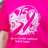 Camisetas do Outubro Rosa 2025 celebram os 15 anos da Rede Feminina em Lauro Müller