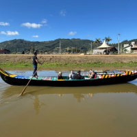 Pedras Grandes inova com gôndola veneziana feita de placas recicladas e reforça vocação turística