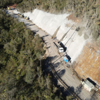 Obras de pavimentação da Serra do Corvo Branco avançam e podem ser concluídas antes do prazo