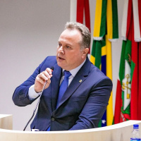 Clima tenso no Legislativo de Orleans: presidente da Câmara refuta acusações de perseguição