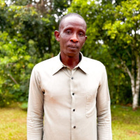 Haitiano que vive em Orleans perde R$ 30 mil após golpe e escola onde trabalha organiza campanha