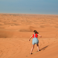 Mi primera Vez 1x11 - Haciendo sandboarding en emiratos árabes