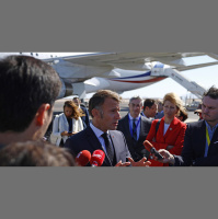 Macron vola in Egitto e lascia il caos in Francia. Trump vola in Israele e lascia il caos in Usa