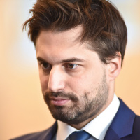 #225. Bouchez: de keizer van de MR is uitgekleed