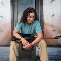 Conversando con el cantautor, músico, poeta y productor musical Enrique Infante