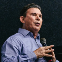 Pastor Eli Parreira - A Família e a Fé andam juntas.