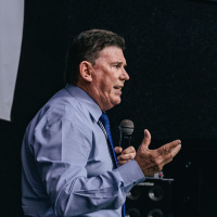 Pr. Eli Parreira - Esta é a minha promessa: toda arma perecerá.