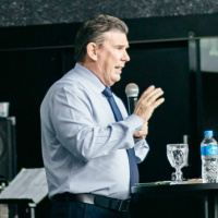 A fé sempre enxerga uma saída ou uma entrada - Pr Eli Parreira