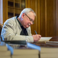 Wywiad z najbardziej poczytnym żyjącym polskim pisarzem, autorem „Wiedźmina” Andrzejem Sapkowskim.