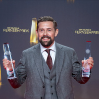 Showtime: Klaas Heufer-Umlauf macht den Qualitätstest für Hanfprodukte