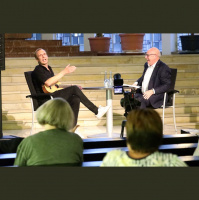 Badelatschen und Gitalele - Knippi im Kolumbarium