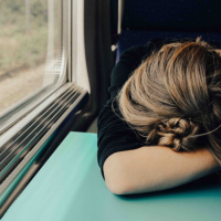 كيف تكتب حين تعترضك مشاكل وهموم ثقيلة؟ كيف تستمر وأنت متعب؟ | يونس توك