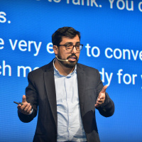 تحسين محركات البحث بين أصحاب القبعات السوداء والقبعات البيضاء: حوار مع رائد الأعمال حسن عنبر