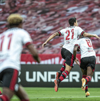 Duelo entre a equipe mais bem treinada e a mais talentosa do campeonato