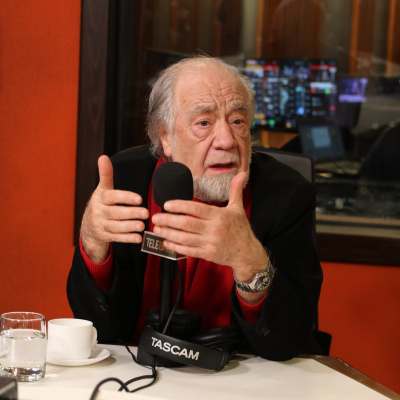 Hay Algo Allá Afuera