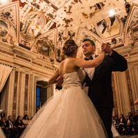 Damigelle e cavalieri debuttanti vanno al ballo a cavallo a Città della Pieve