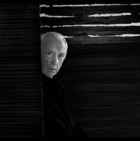 Interview avec Pierre Soulages, peintre de Loutrenoir à lhonneur au musée du Louvre