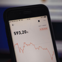 Bigger Economic Trouble Sign: Omicron, or Weak Black Friday?