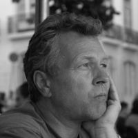 “Ik vertel de geschiedenis van de mensen onder de bommen, niet van degene die bommen gooit”.