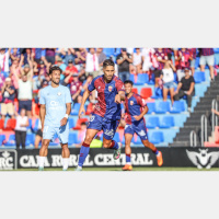 Fidel Chaves, futbolista del Eldense, antes de visitar al líder C. E. Europa