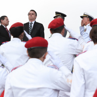 Bolsonaro tropeça ao comentar sobre Venezuela e bombeiros entram em ação