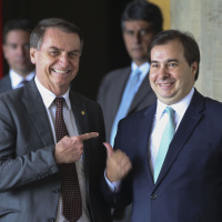 Há um jogo de estica e puxa entre o parlamento e Jair Bolsonaro