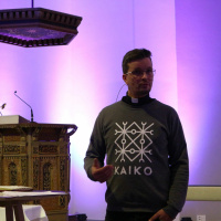 Olli Viljakainen - Kuningas, jonka ase on täydellinen rakkaus