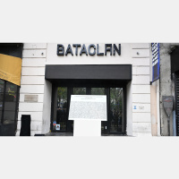 Il ricordo dellattentato al Bataclan di Parigi