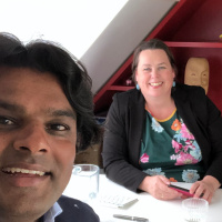 Siets Bakker met Rake Vragen. Iedereen kan vragen stellen, maar Rake Vragen stellen is meer. Podcast 30 1/2