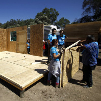 Bowen: En los campamentos hay personas jóvenes y educadas, que no pueden pagar arriendo