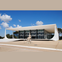 A relação conflitante do YouTube com canais que testam os limites da democracia