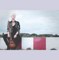 Gitarristin Yasi Hofer