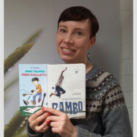 Selkomukauttaja Riikka Tuohimetsä ja puhetta selkokirjoista