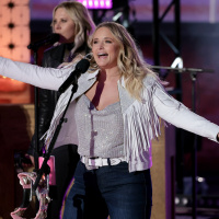 HOT COUNTRY MINUTE! Miranda Lambert Helps Local Rescue  Thomas Rhett Surprises Wife!