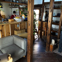 漁師さんにもらったりナマコを切りに、ダモンテ祐子さんを訪ねる。男木島散歩、後半。