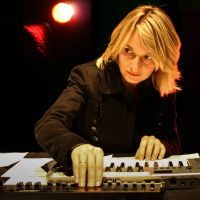 We talk to The Hague based composer KASIA GLOWICKA and to comedian GREG SHAPIRO about his new book