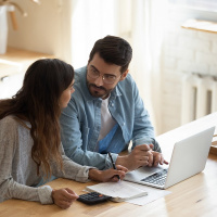 Praten over financiële problemen doen we vooral met onze partner