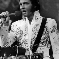 Homenaje a Elvis Presley en este Viernes de Pinshiii Paryyy!!!