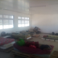 Construyen una escuela pero no les pagan y están hacinados