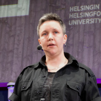 Yhteisöllisyyden merkitys rakenteellisen väkivallan vastarinnassa | Julian Honkasalo