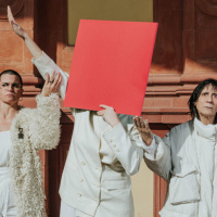 Frank llega al teatro