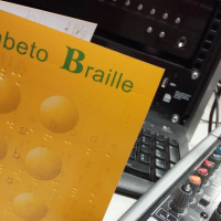 Menudo Castillo 368, leyendo en Braille